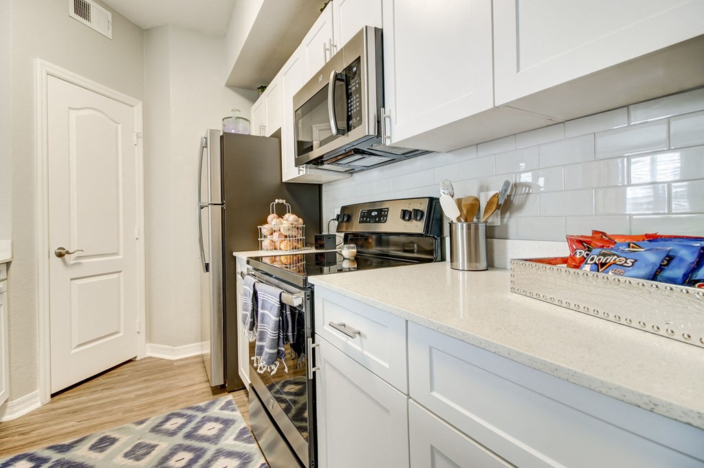 Fully Equipped Eat-In Kitchen at Tuscany Bay Apartments, Tampa, FL