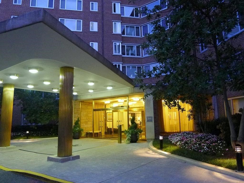 the lobby of the hotel is lit up at night