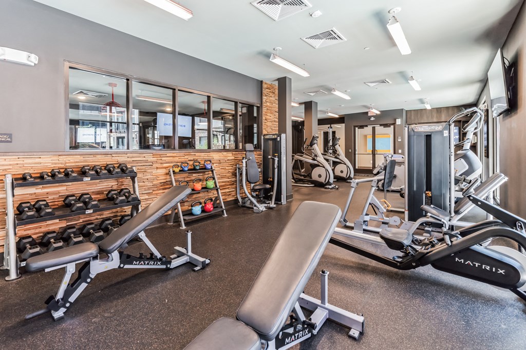 the gym at the landing at pullman apartments in pullman