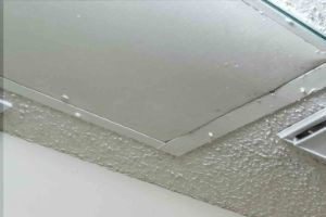 Costa Del Sol| Bathroom with beveled mirror