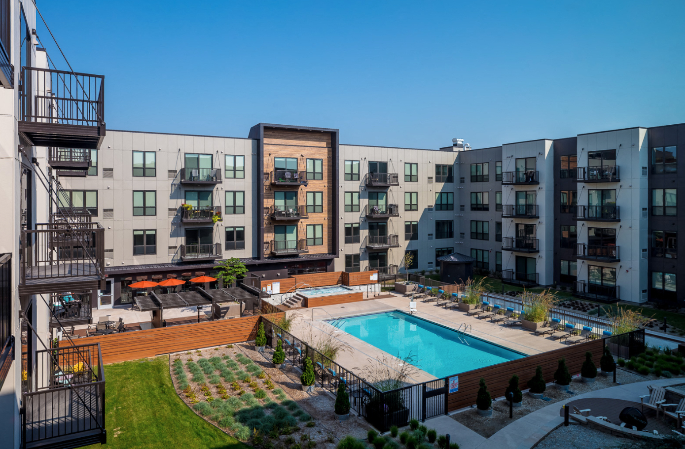 Outdoor Pool and Hot Tub in the Courtyard of Confluence on 3rd Apartments in Downtown Des Moines