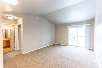 4708 E 6th St 04 Studio-3 Beds Apartment for Rent - Photo Gallery 4