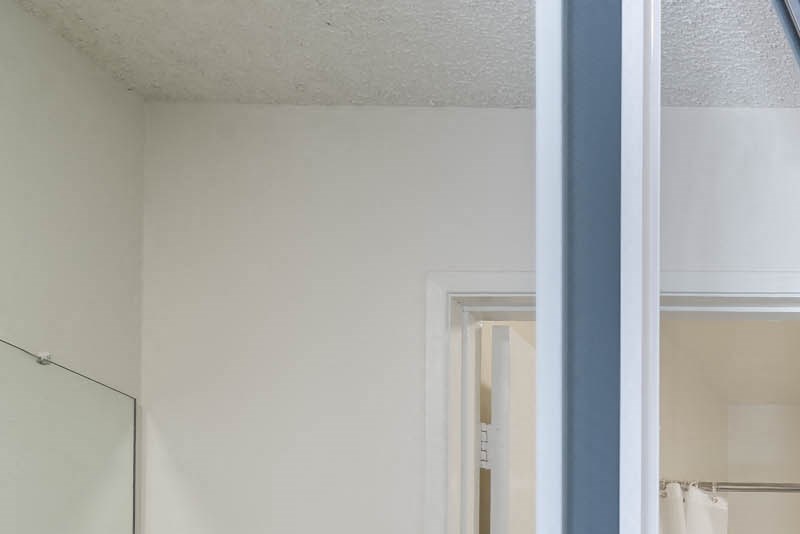 Bathroom with tub shower - Photo Gallery 2