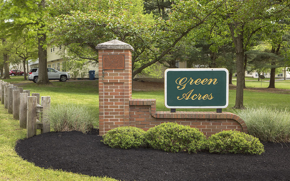 a green closets sign on top of a brick wall