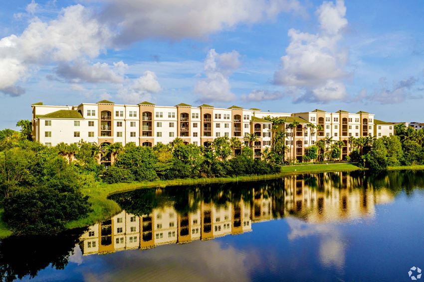 Vizcaya Lakes apartments in Boynton Beach, Florida is in an excellent location in the heart of Palm Beach County. - Photo Gallery 1