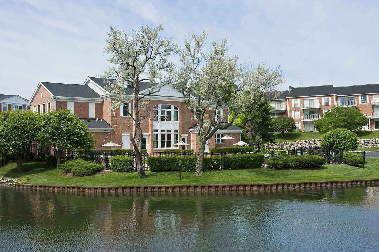 Versailles On The Lakes Schaumburg Apartments In