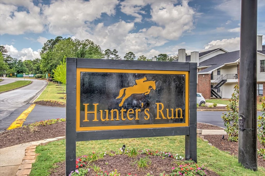 a sign for hunters run on the side of a street