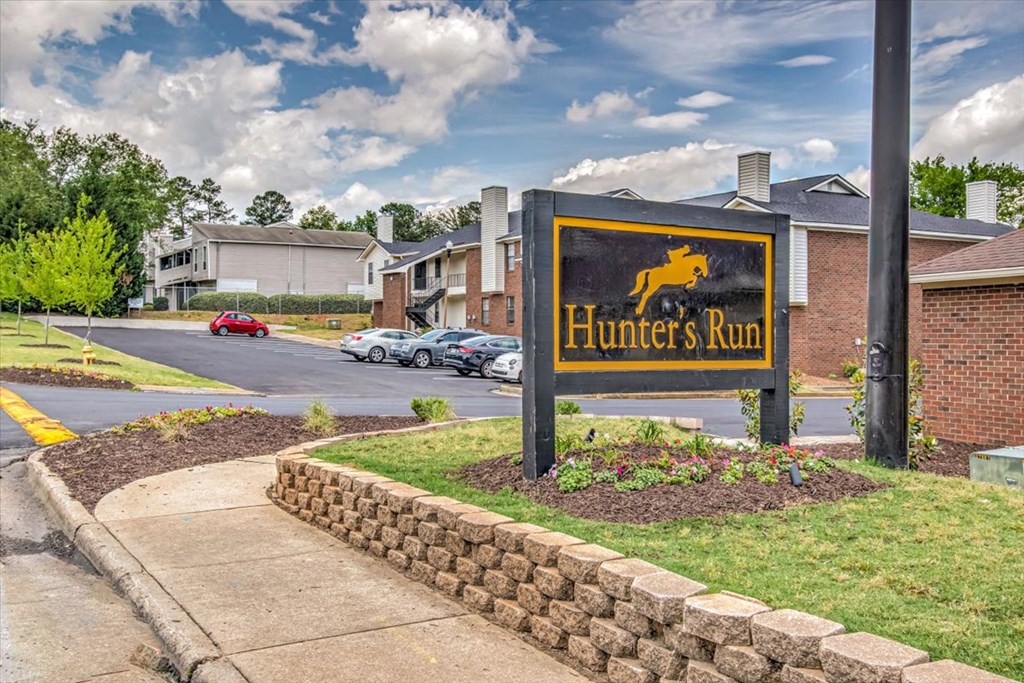 a sign for hunters run on the side of a street