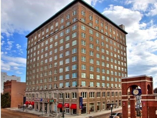 a large building on the corner of a city street