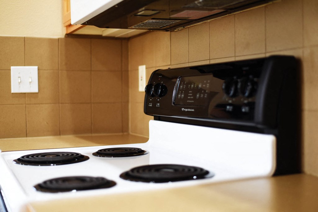 Electric Range In Kitchen at Artisan Apartments, Spokane, Washington