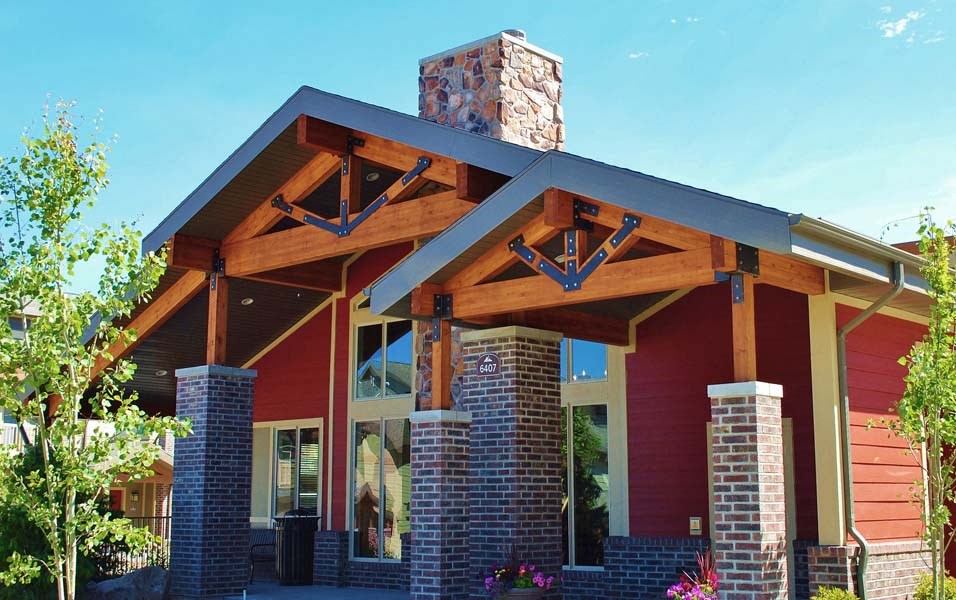 the front of a restaurant with brick pillars and a wooden roof