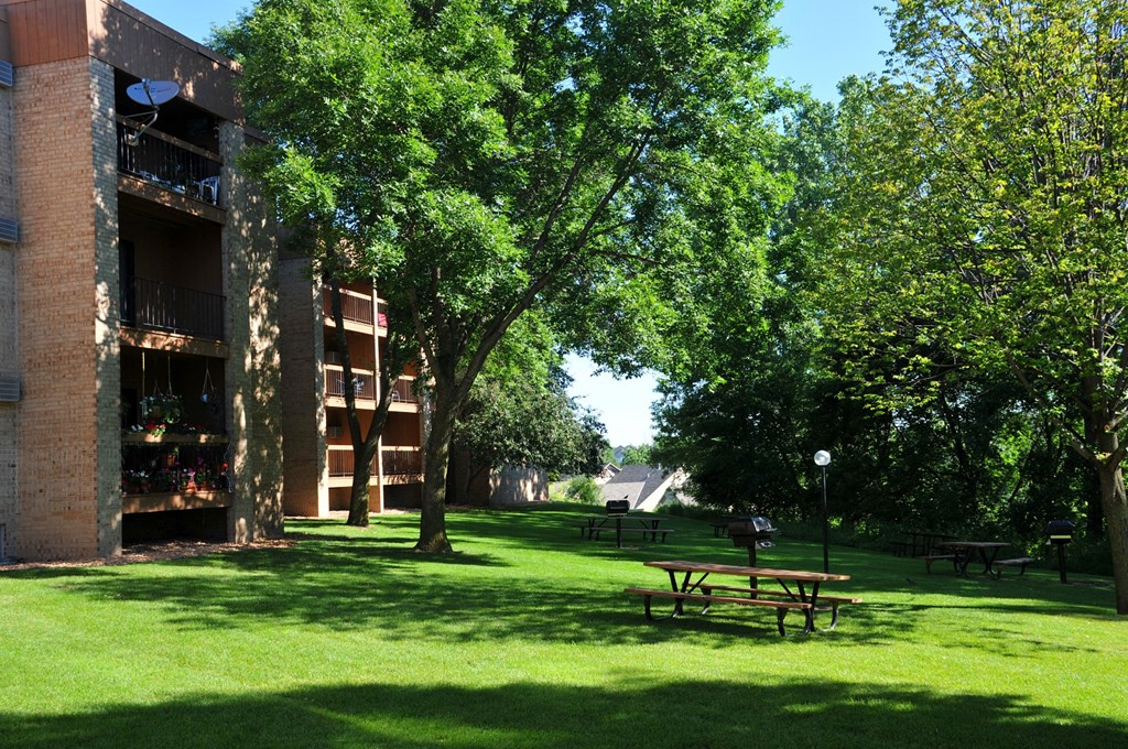 Edenvale Apartments Eden Prairie Minnesota Picnic Area