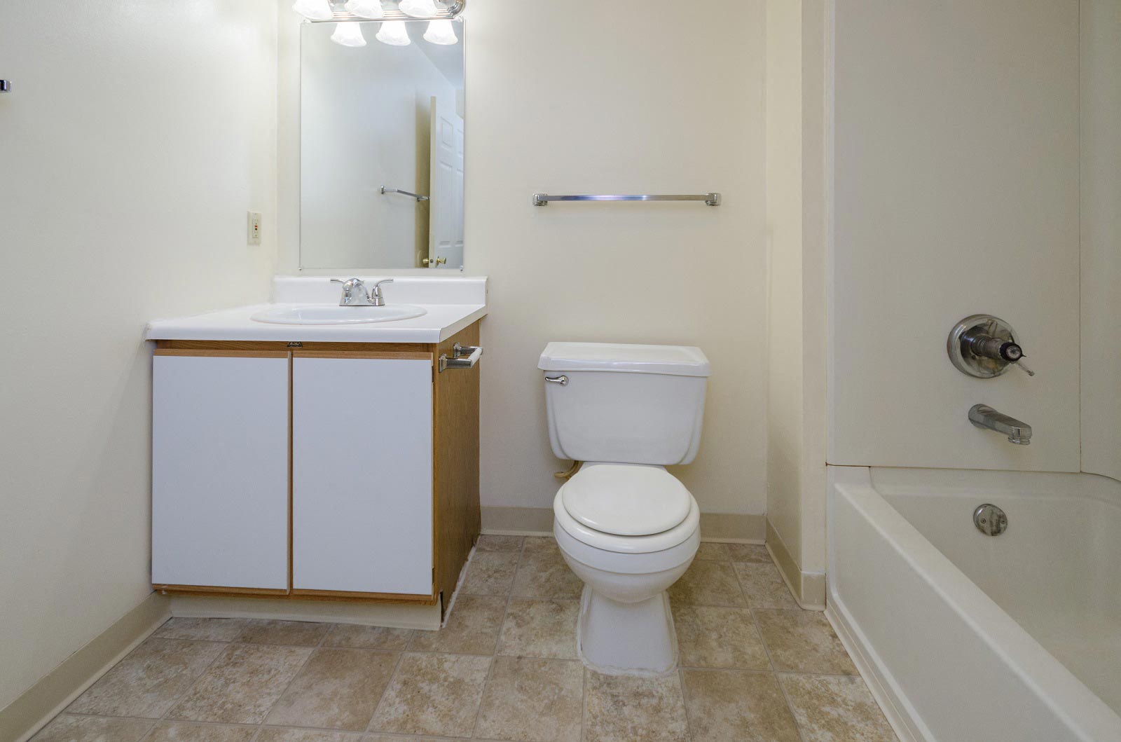 Bathroom With Bathtub at Bradford Place Apartments, Lafayette, 47909