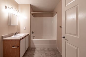 Luxurious Bathrooms at Bradford Ridge Apartments, Indiana