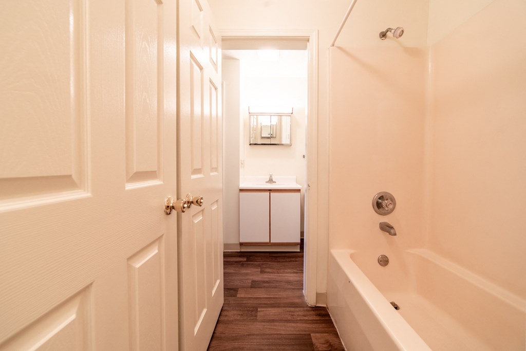 White bathroom at Bradford Run in Kokomo, IN