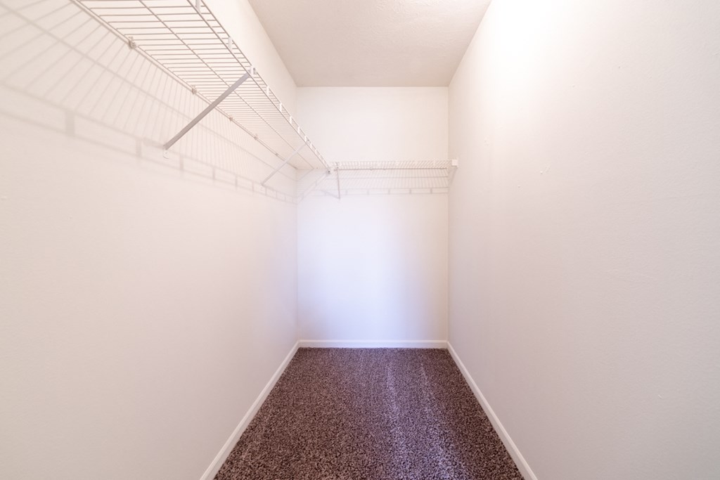 Large walk in closet at Bradford Run in Kokomo, IN