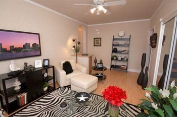 5541 S. Everett Ave. Studio-2 Beds Apartment for Rent - Photo Gallery 3