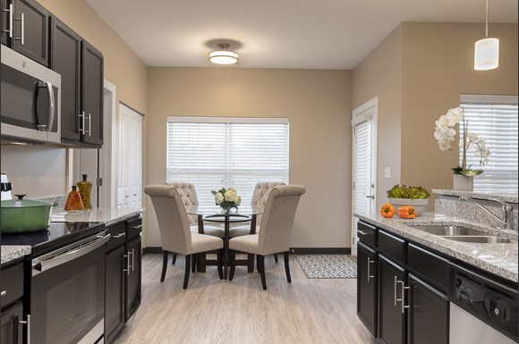 Thirteen01 At Hartman Lakes Apartments 1301 Centerpoint Circle