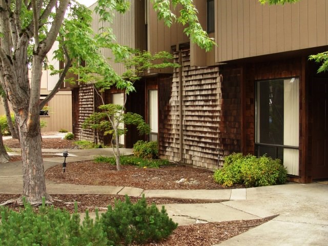 a sidewalk in front of a building