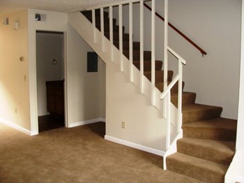 825 Russell Ave 2 Beds Apartment for Rent - Photo Gallery 12