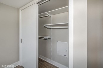 the preserve at ballantyne commons apartment closet - Photo Gallery 11