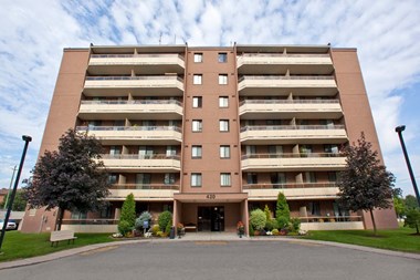 Wellington Park Towers exterior image of building in St. Thomas, ON