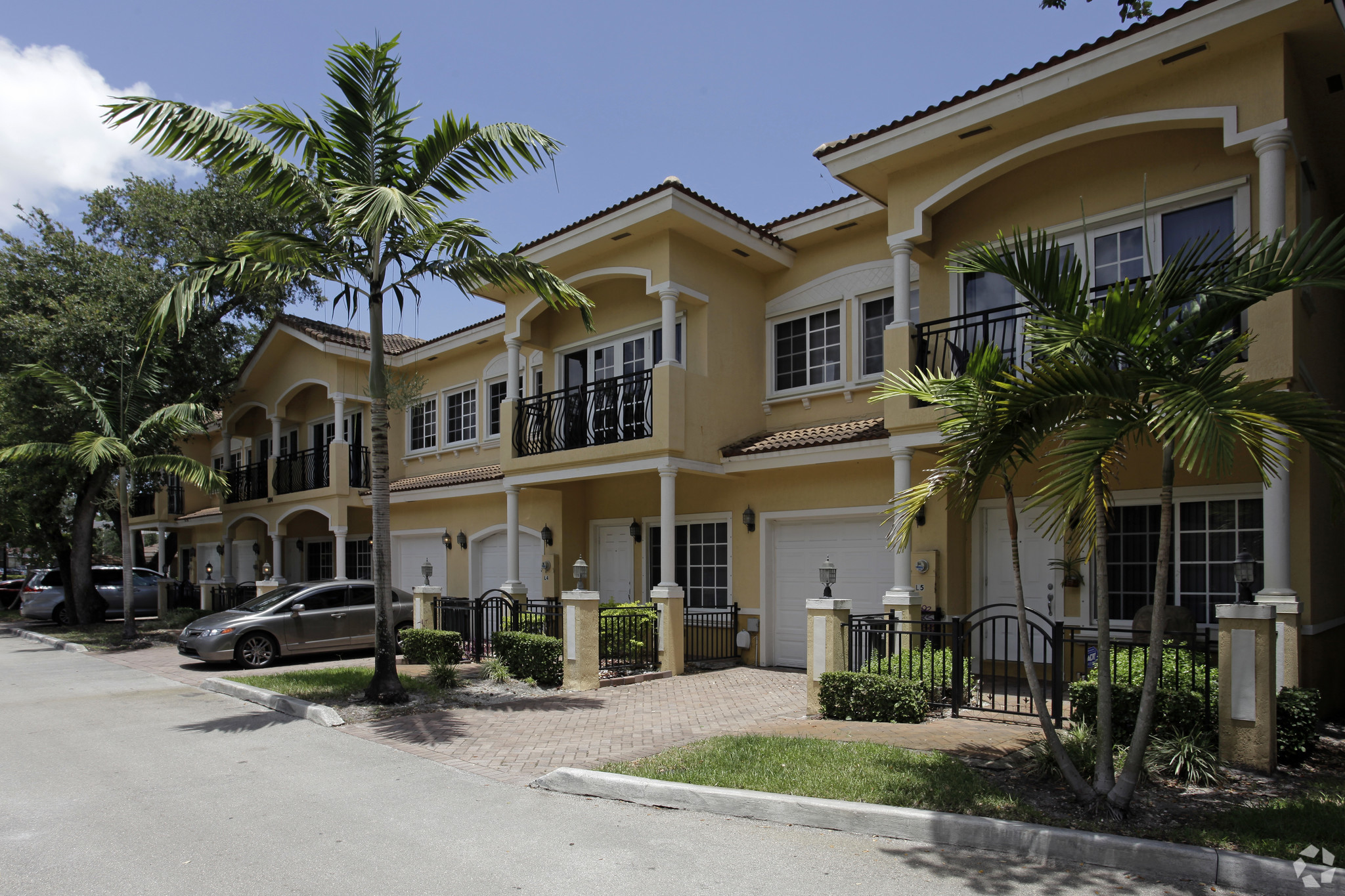 Royal Oaks Apartments in Hollywood, FL