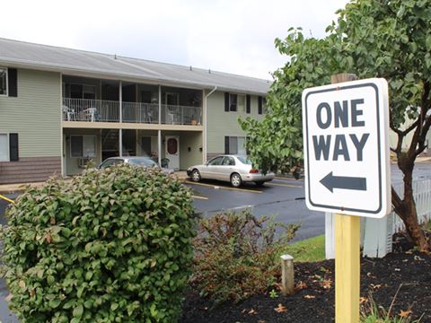 a one way sign in front of an apartment building