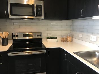 Backsplash at Lakeview 3200 Apartments, Chicago, IL