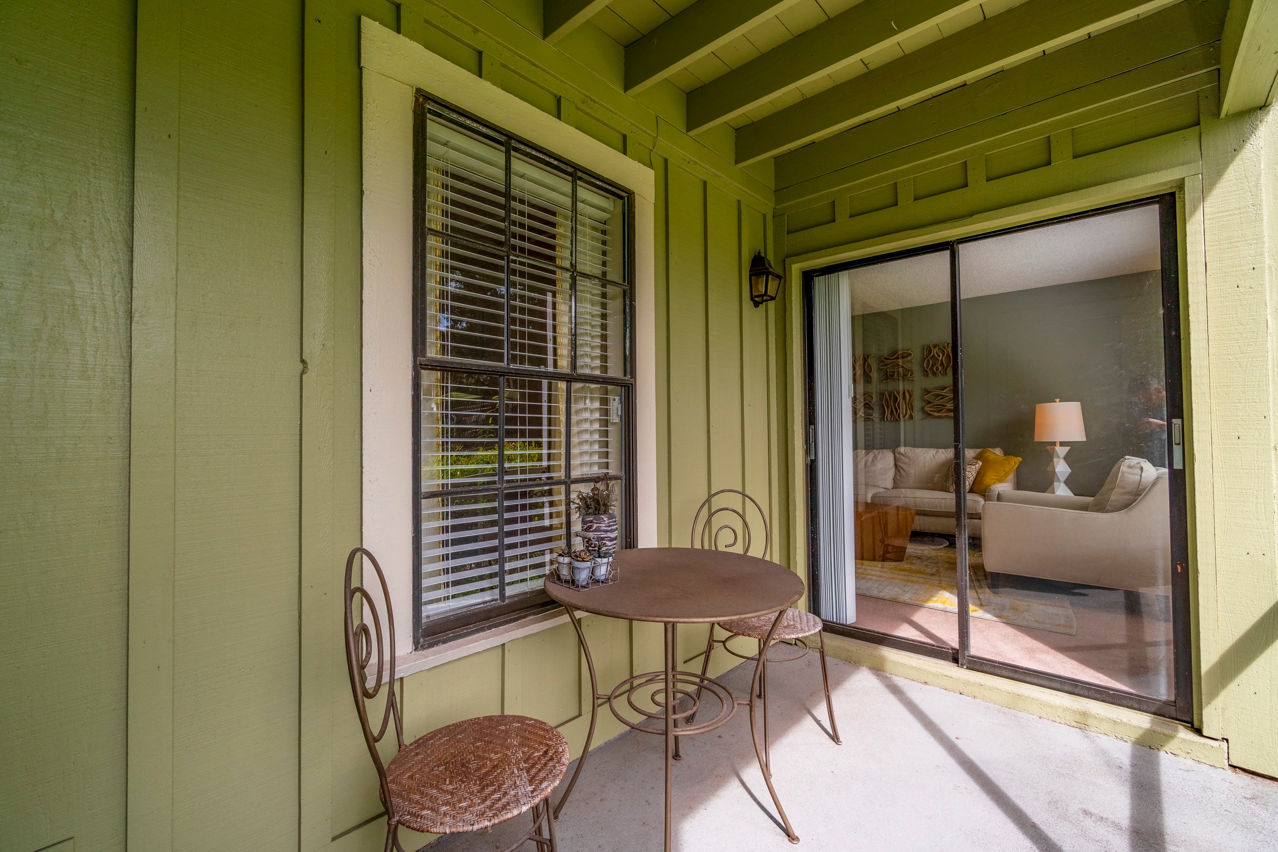 Patio at Laurel Oaks Apartments in Tampa, FL