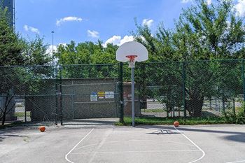 basketball court at Maumee OH apartments