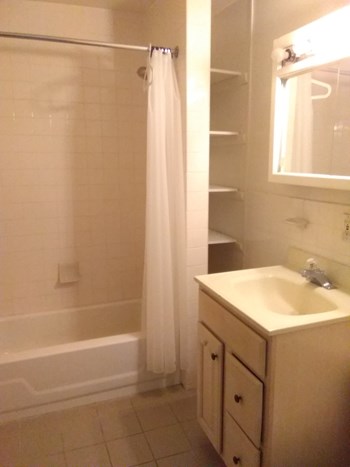 1013 Spruce Street Front 3 Beds House for Rent - Photo Gallery 2