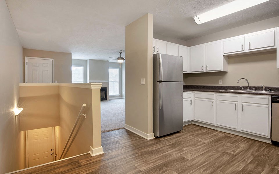 Contemporary Kitchen at Ridgeland Place Apartment Homes, Mississippi, 39157
