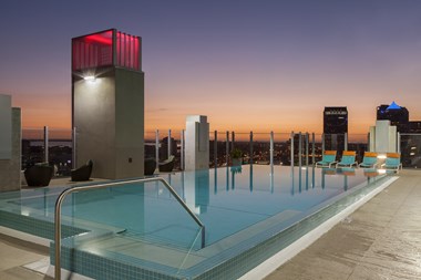 Enjoy the views of Tampa from the edgeless 360 saline pool at the rooftop of Skyhouse Channelside.