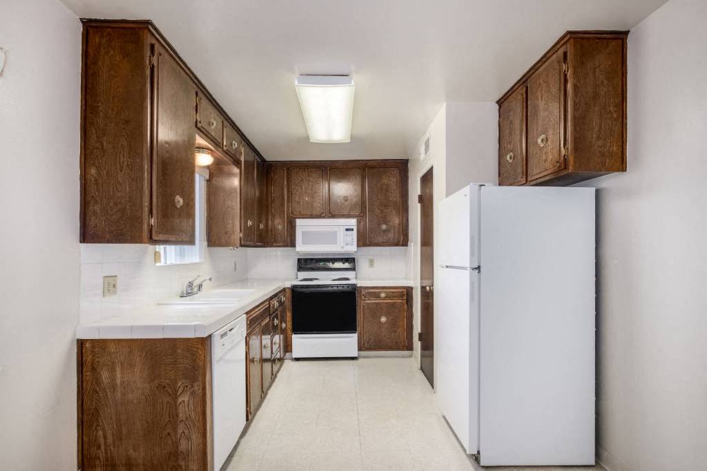 Modern Kitchen With Custom Cabinet at Barcelona Apartments, California, 93277