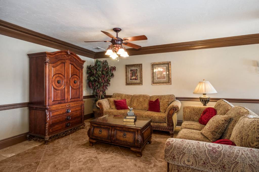 Lounge Area In Clubhouse at Casa Del Rio Apartments, California