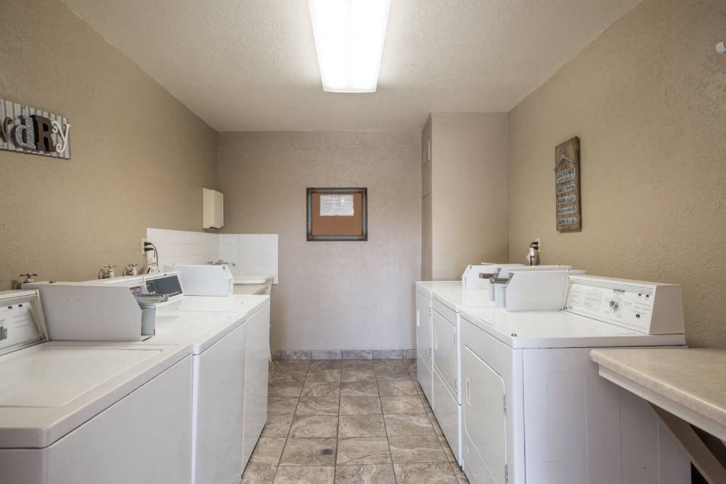 Laundry Room at Casa Del Rio Apartments, California, 93710