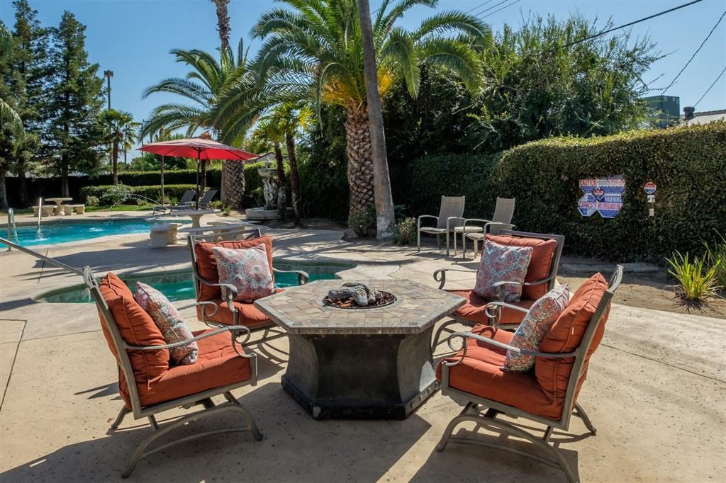 Poolside Dining Tables at Dartmouth Tower at Shaw, California