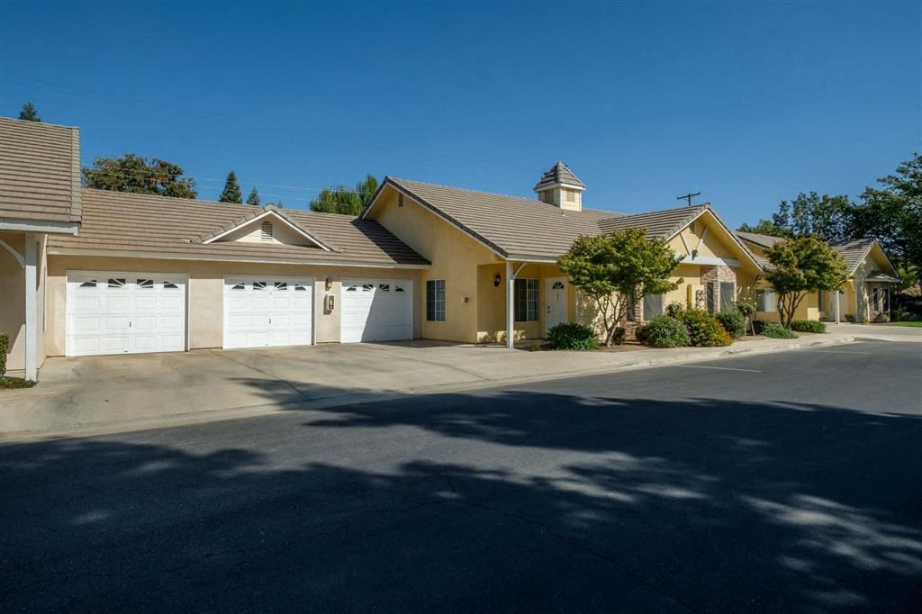 Universally Attached And Detached Garages at Dartmouth Tower at Shaw, Clovis, 93612