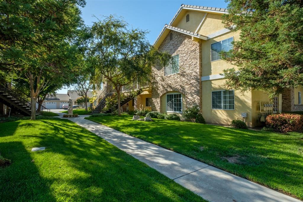 Green Space Walking Trails at Dartmouth Tower at Shaw, Clovis, California