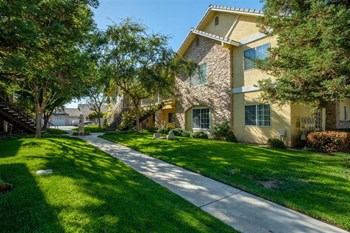 Green Space Walking Trails Green Space Walking Trails at Dartmouth Tower at Shaw, Clovis, California - Photo Gallery 6