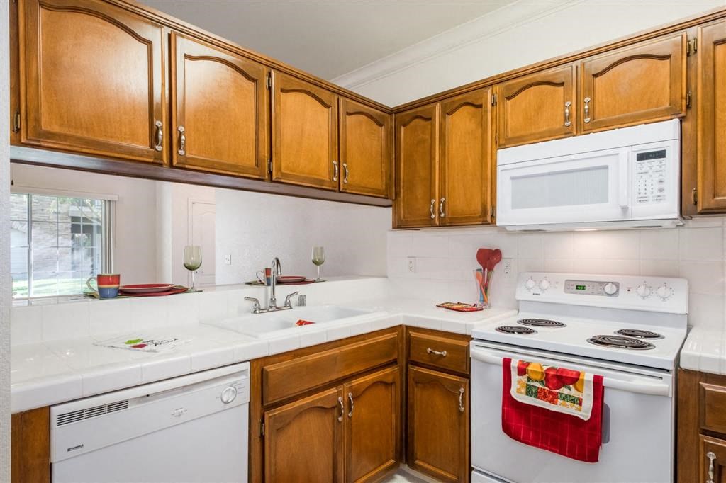 Gas Range Offered  at Dartmouth Tower at Shaw, California, 93612