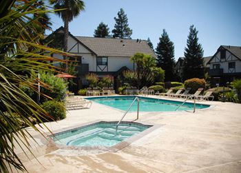 Hot Tub And Swimming Pool at Oxford Park Apartments, Fresno, 93720