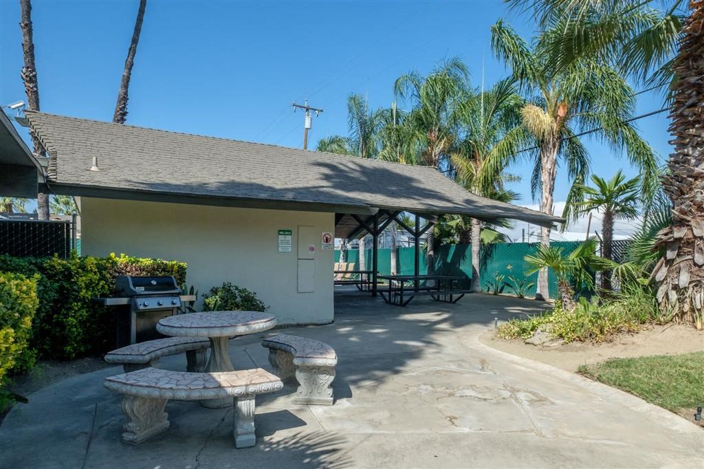 Grill courtyard at Reef Apartments, Fresno, CA