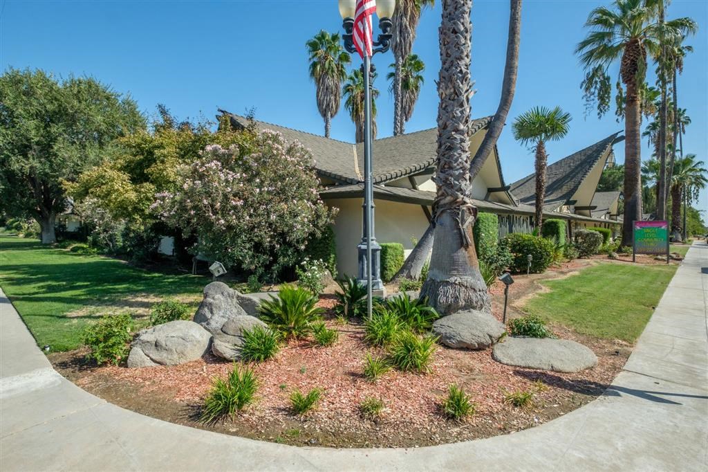 Courtyard With Green Space at Reef Apartments, Fresno, CA
