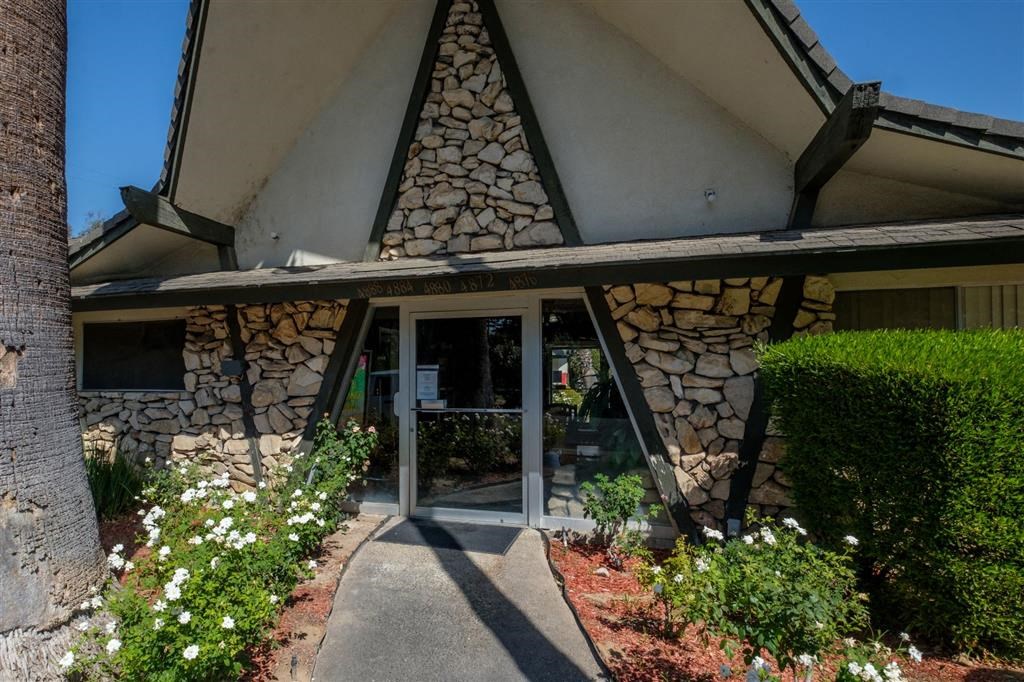 Leasing Center External View at Reef Apartments, Fresno, California