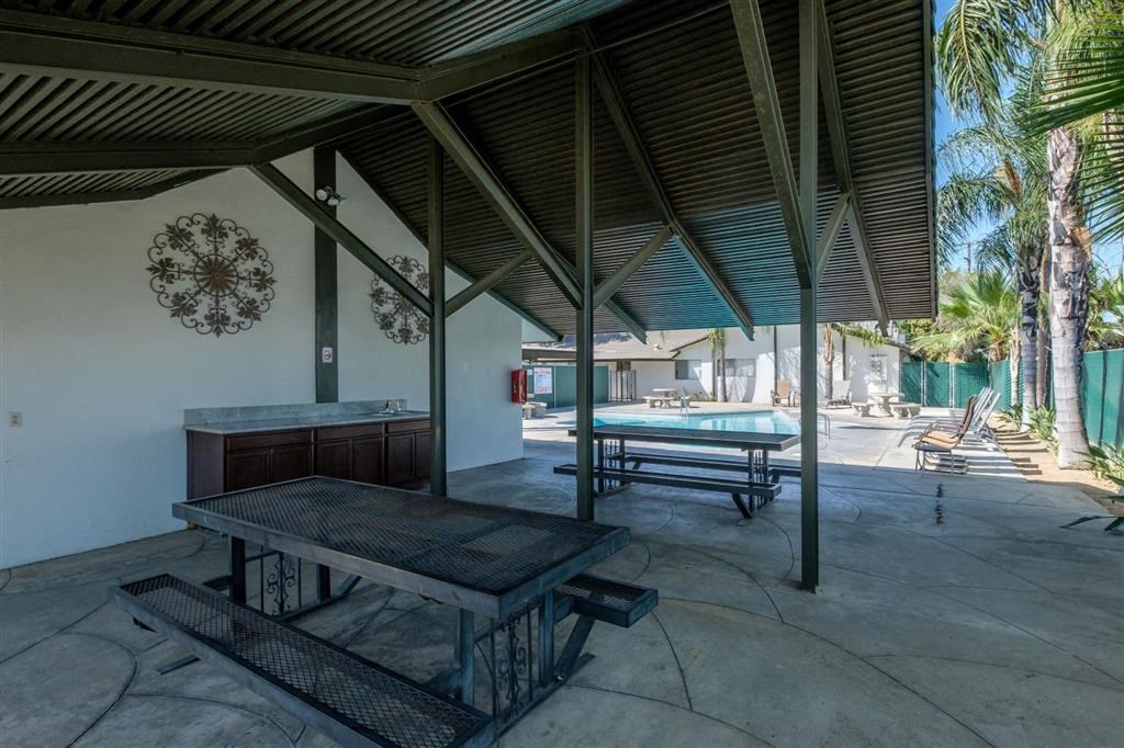 Picnic Area at Reef Apartments, Fresno, CA