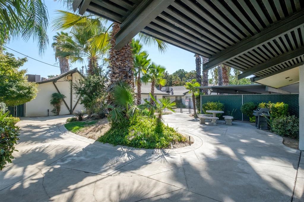 Outdoor Grill With Intimate Seating Area at Reef Apartments, Fresno, 93704
