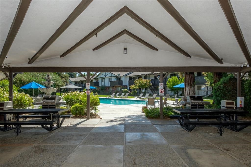 Shaded Outdoor Courtyard Area With Grill at Scottsmen Too Apartments, Clovis