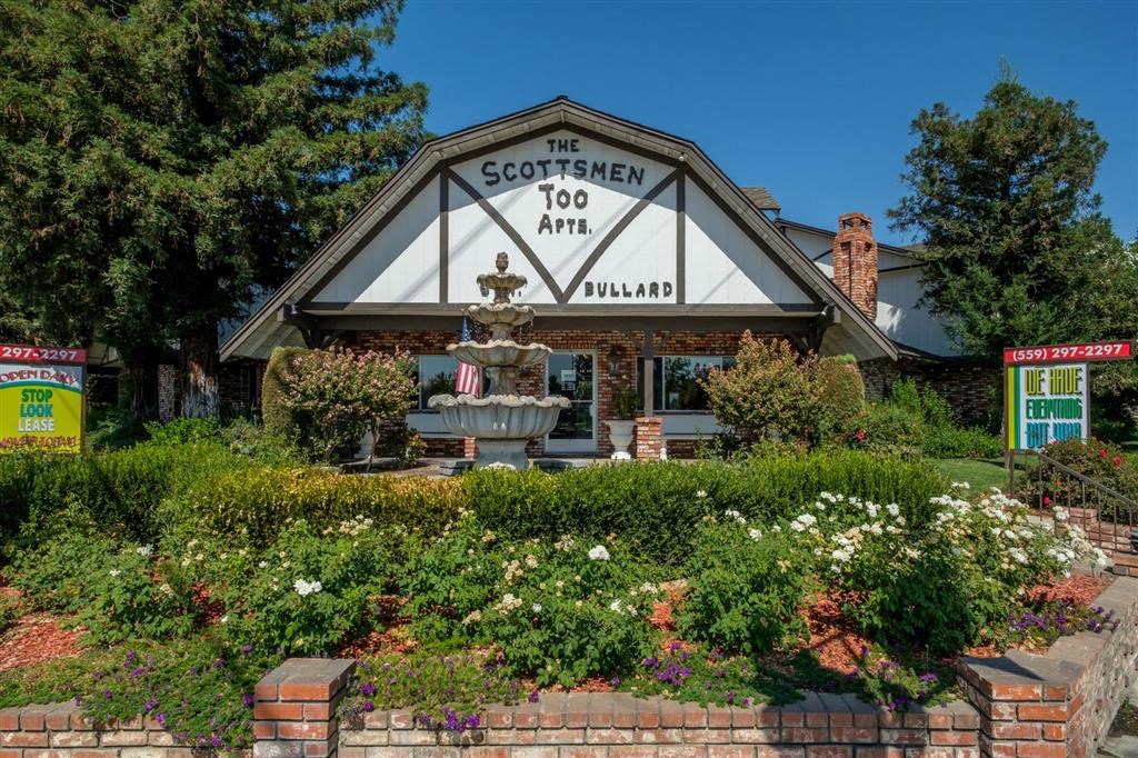 Courtyard Garden Space at Scottsmen Too Apartments, Clovis, CA, 93612
